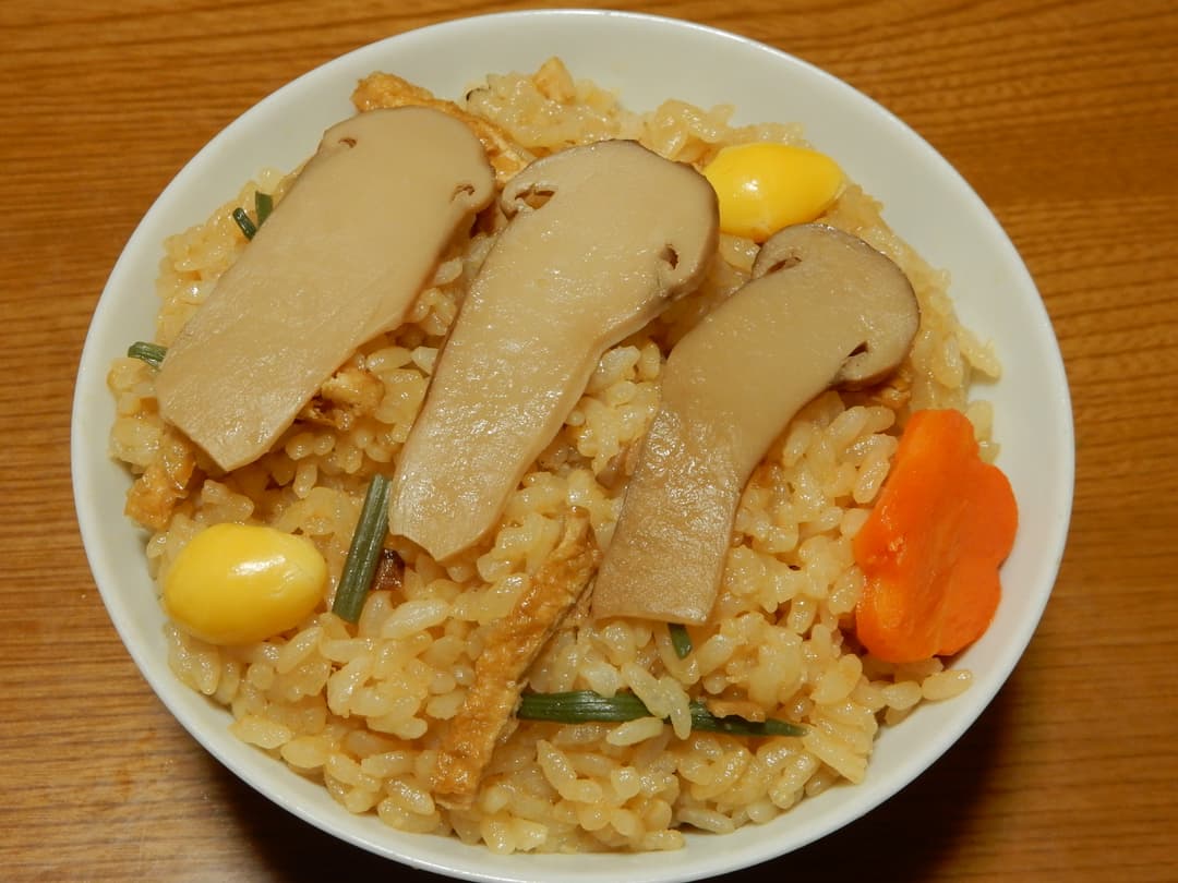 Matsutake gohan — ryż gotowany z sezonowym grzybem